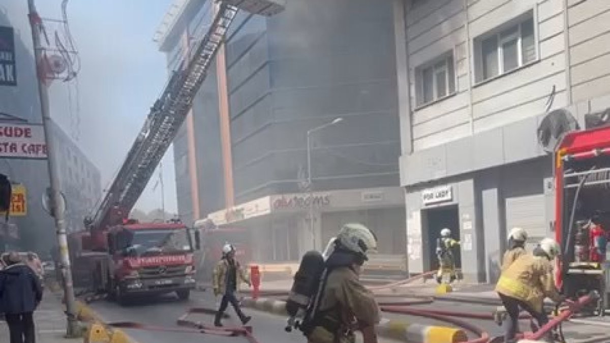 Kağıthane’de bir iş yeri alev alev yandı