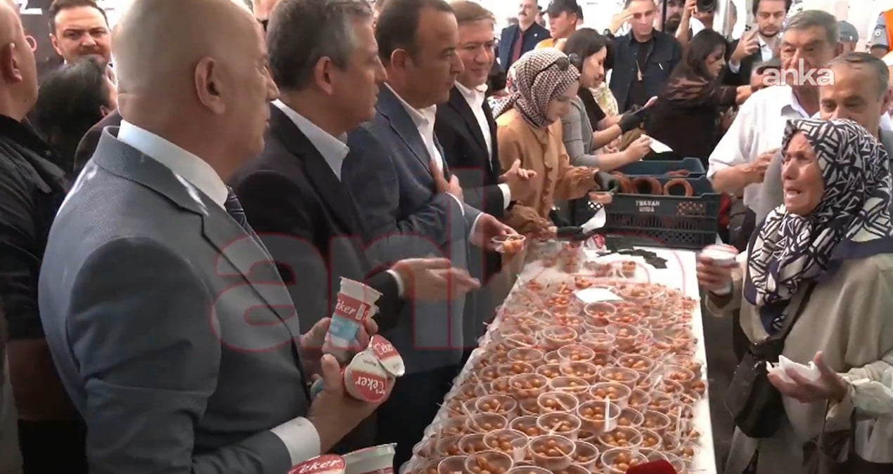 ozgur-ozel-ferdi-zeyrek-anisina-lokma-dagitti-S4txiLNN.jpg