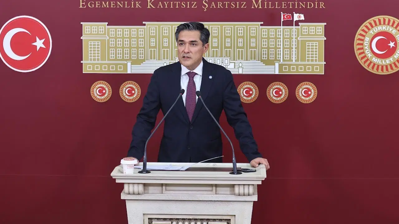 iyi-parti-isim-vermedi-komisyonda-uye-dagitimi-yapildi-bugra-kavuncu-tepki-gosterdi-duXPSmIl.jpg