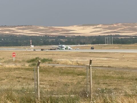 Gaziantep Havalimanı’na iniş yapan yolcu uçağının lastiği patladı